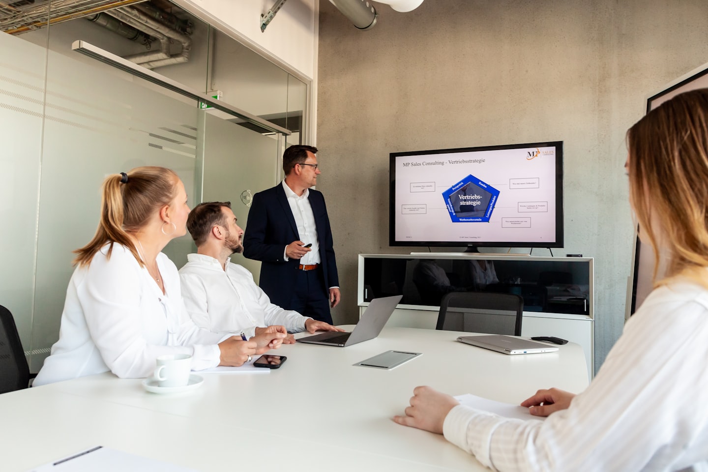 Man som presenterar en affärsstrategi för kollegor på ett modernt kontor.